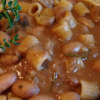 pentola con pasta e fagioli