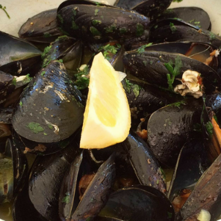 piatto con cozze saltate